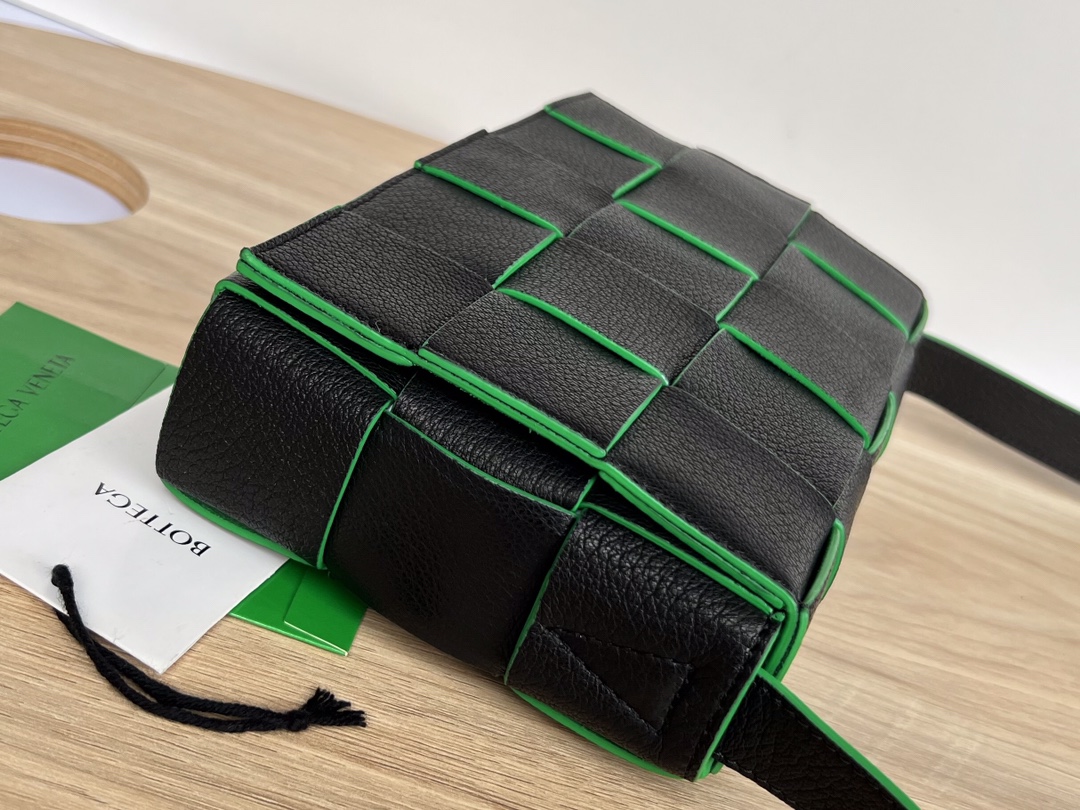 Cassette Intreccio Leather Cross-body Bag Black/Green